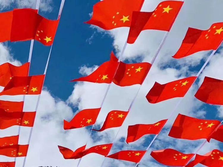 逃离昏暗下的小村